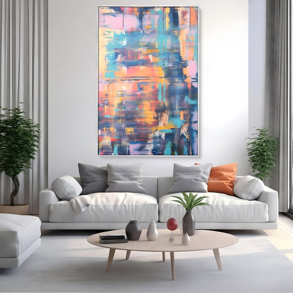 Tablou canvas cu pictura abstracta cu linii verticale, in rama de aluminiu argintiu, pe perete intr-un living